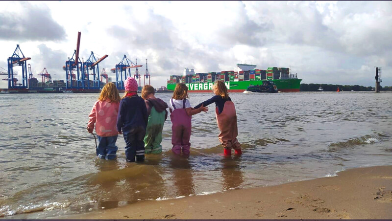 Kinder am Elbstrand in Övelgönne