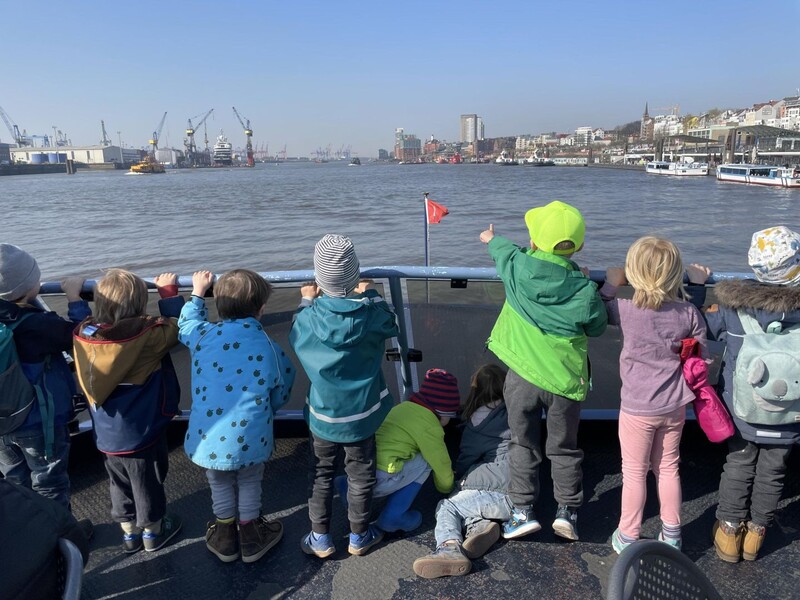 Kinder fahren auf der Fähre über die Elbe